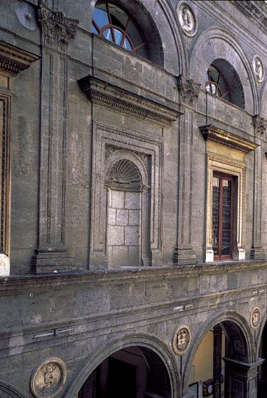 Particolare della facciata interna del cortile di Palazzo Orsini di Gravina
